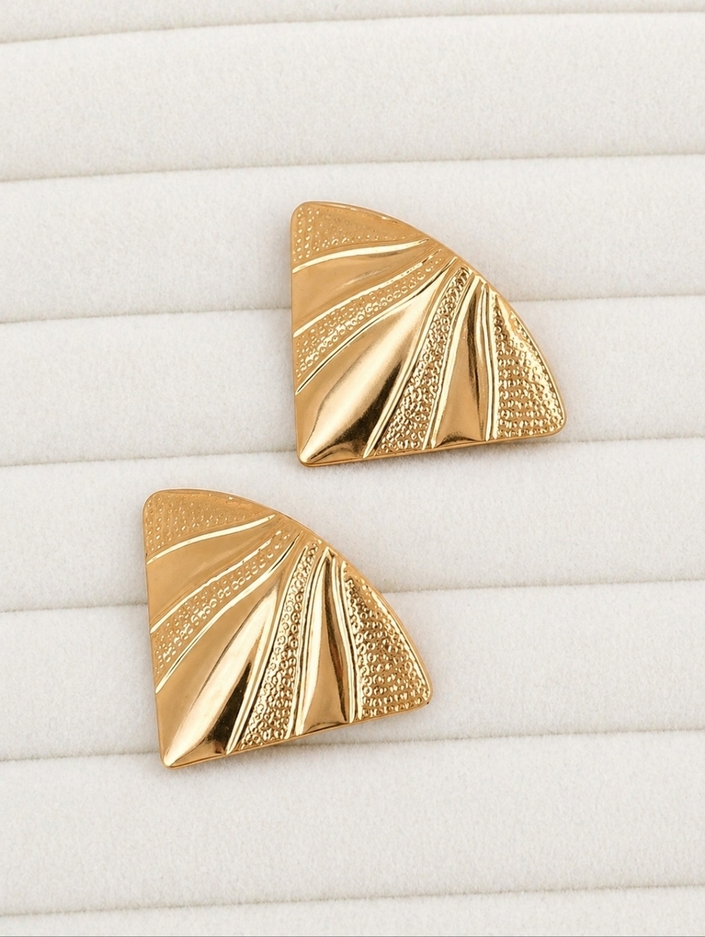 Vintage 1986 Avon Golden Rays Textured Fan Earrings ☀️ Gold Tone Geometric